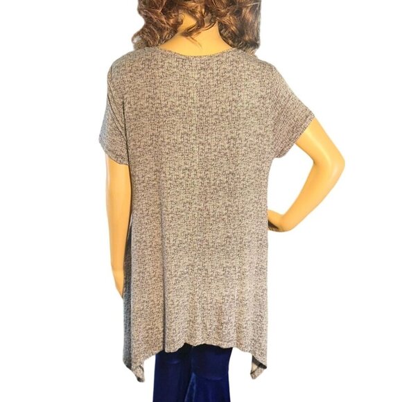 (5 for $25) Chelsea & Theodore Asymmetrical Hem Printed Top Size Large - Picture 4 of 5